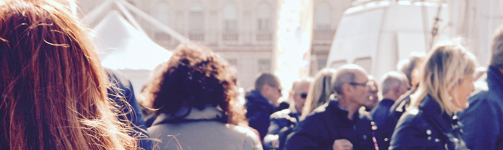 wanita memandang orang sekitar